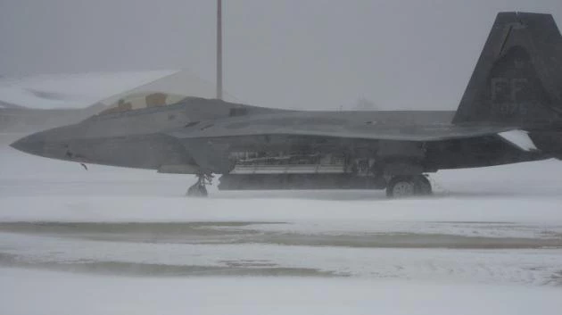 F-22 Raptor: Εντυπωσιακές προσγειώσεις σε χιονισμένο αεροδρόμιο της Αλάσκας (βίντεο)